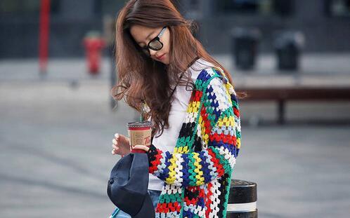 刘亦菲蒙特利尔玩街拍 民族风彩色外套更添暖