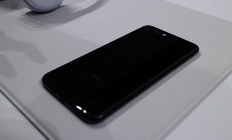 iPhone7来了!现场真机图赏:新增亮光黑和黑色