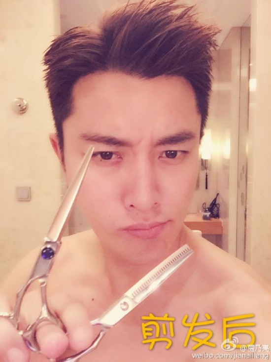 秃了!熊孩子甜馨自己理发 刘海剪成狗啃式(图)