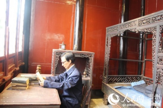 圖為浙大西遷湄潭時竺可楨校長正在研究書本知識。王欽 攝