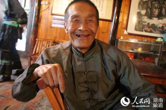 為了享受現在的美好生活，今年78歲的施成富老人特意將脫落多年的下排牙補上了。