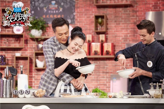 刘烨小S示范法式深吻 称结婚7年每天都会接吻