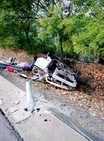 扬州:轿车连撞护栏冲下高速 车内4人奇迹生还
