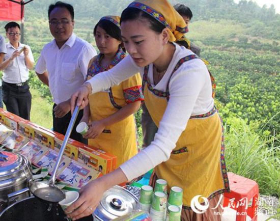 村民邀請大家品嘗菖蒲塘村蜜柚做成的蜂蜜柚子茶