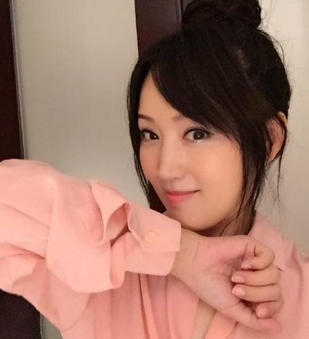 杨钰莹穿粉衣女神似少女自拍表白岗岗:女生好红糖网友乐畅图片