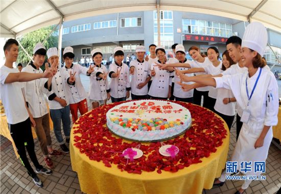 郑州商业技师学院:感恩教师节,学生送祝福