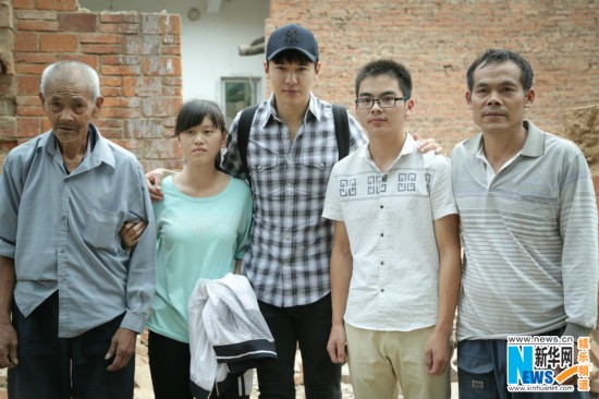 高云翔河南公益行 帮扶贫困学生送关爱