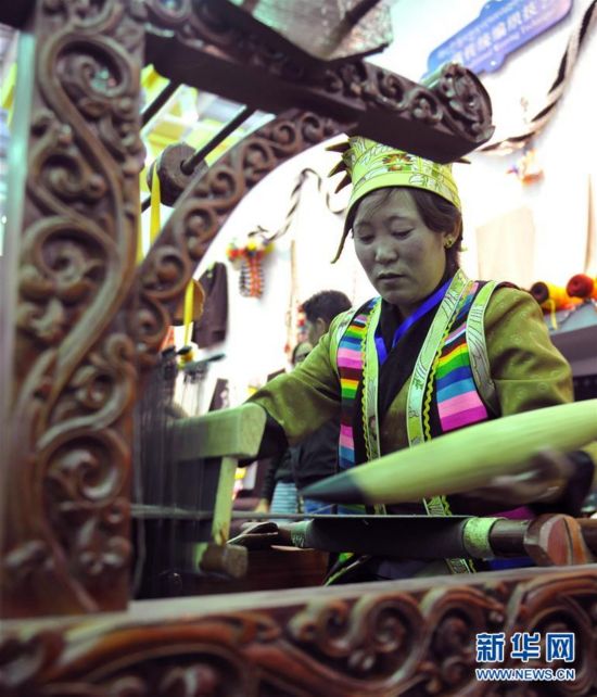 藏博会上的民族特色手工艺品成亮点