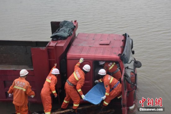 江西泰和一废弃大桥坍塌 消防营救5人仍有3人