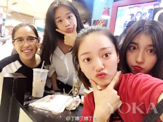 围观新生军训:中戏妹子尴尬撞脸 上戏妹子都是