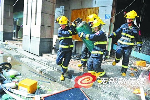无锡一商铺液化气爆燃致3人受伤