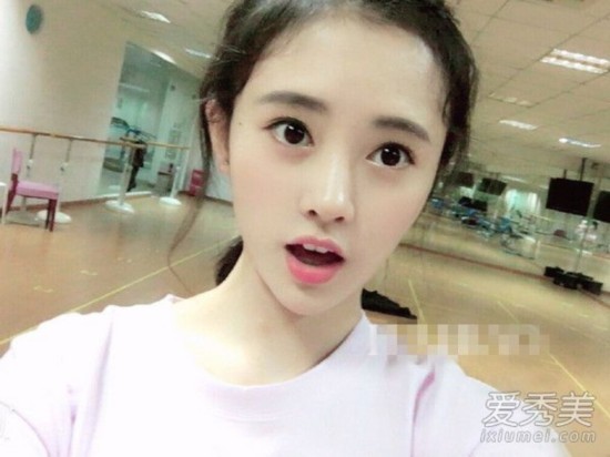 郑爽关晓彤 校花示范开学季什么发型好看