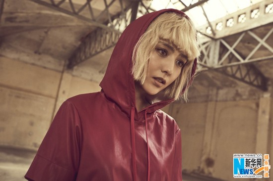 佟丽娅写真攻力十足 银发金属风大玩颠覆