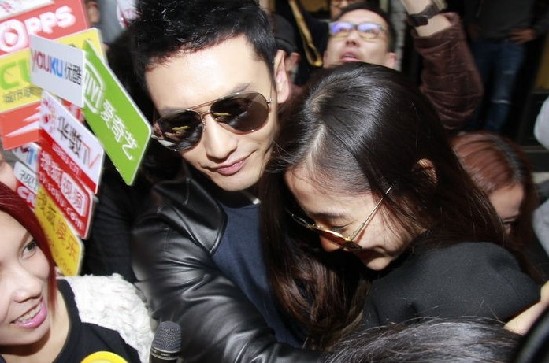 Baby大肚明显时不时以手护住小腹 Angelabab