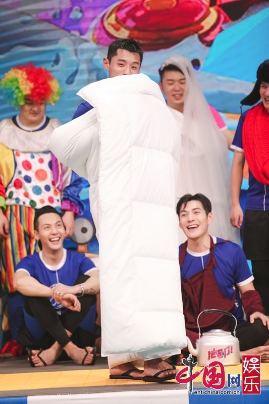 张继科《快本》深情献歌谢娜 二人同框粉红不