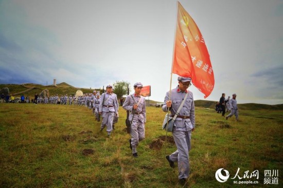 9月12日，四川阿壩州長征干部學院的學員們體驗當年紅軍穿越的大沼澤。（朱虹 攝）