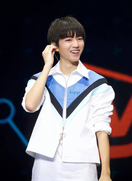 TFBOYS队长王俊凯迎17岁生日 粉丝包轻轨庆