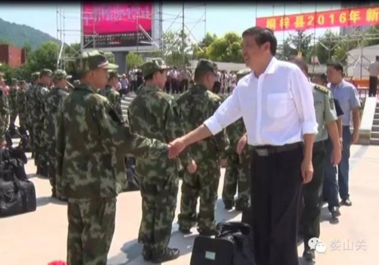 桐梓县160名新兵泪别亲人赴军营