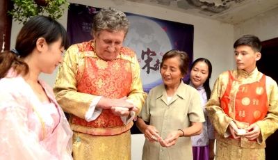 扬州一社区邀老外学包烧饼 体验传统文化
