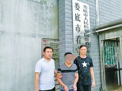 湖南一男子充警官办驾照作案30余起50多万