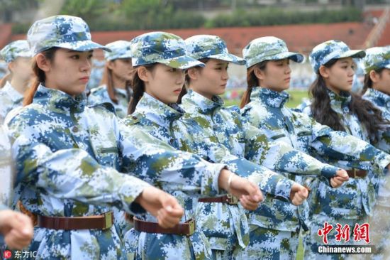 南艺新生军训颜值爆表 如花美貌清纯动人