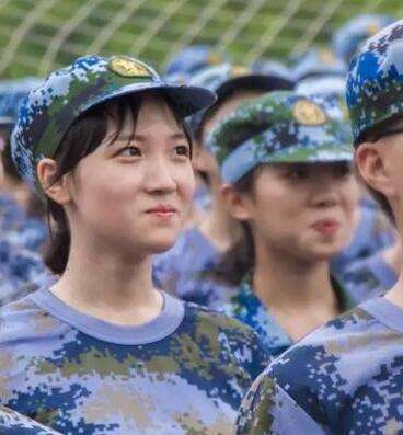 南艺新生军训颜值爆表 成为一道亮丽风景线(图