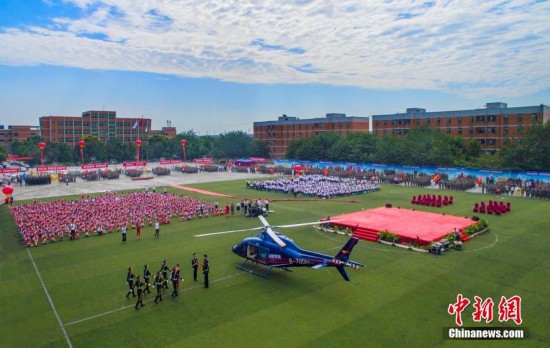 成都一高校直播豪华开学礼 吸引近10万网友