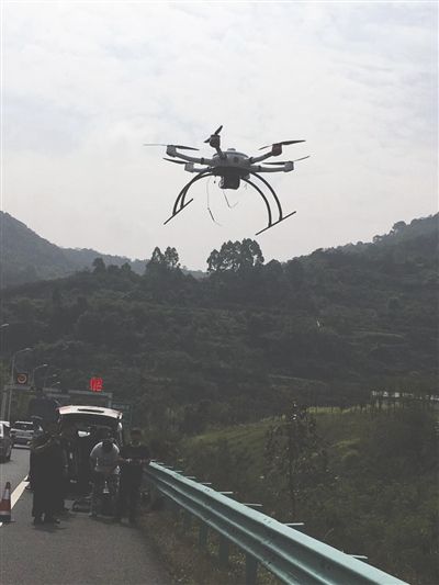 四川启用无人机巡逻 半天抓拍40余件交通违法