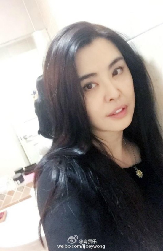 王祖贤晒自拍美照 网友:不老女神息影仍风华绝