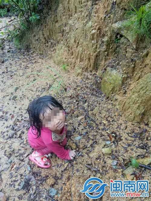 2岁女孩失踪4天后现身深山 全身湿透嘴上沾泥