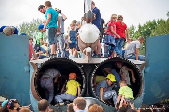 史上最贵儿童滑梯:苏24战机变熊孩子玩具