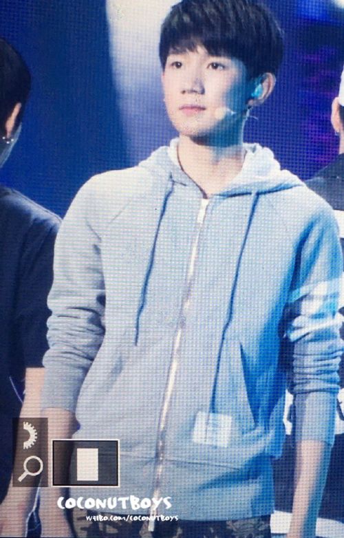 TFboys易烊千玺秀腹肌撩晕粉丝!最帅16岁少年