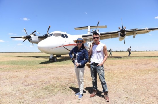 谢霆锋遭长颈鹿法式湿吻 杨紫琼钻木取火