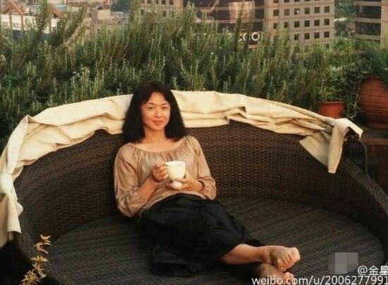 金星素颜与老公自拍 畸形脚趾惹网友心疼(图)