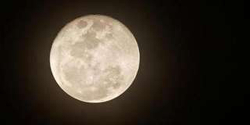 都是月亮惹的祸!两男因争论月亮何时圆打架