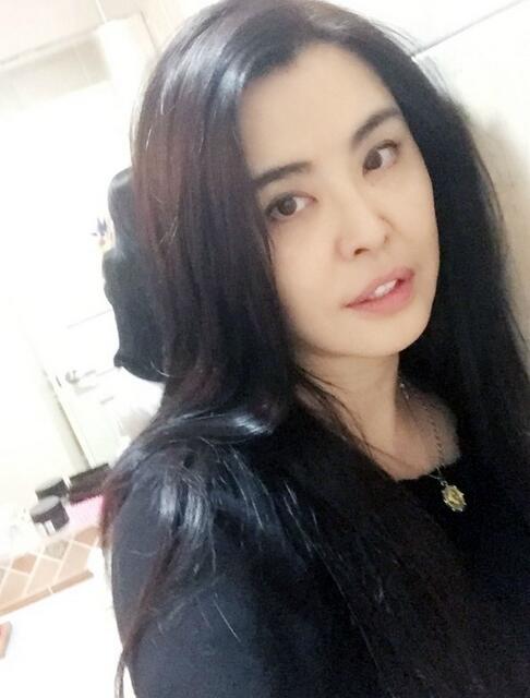 王祖贤晒自拍美照 曾出车祸却美貌依旧