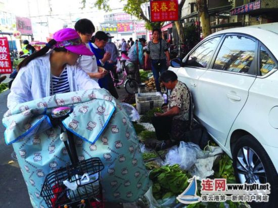 连云港摊贩进小区摆摊 居民买菜方便出行难