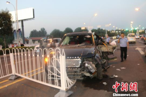 路虎“爆炸”警方解释引质疑业内人:不该有火光