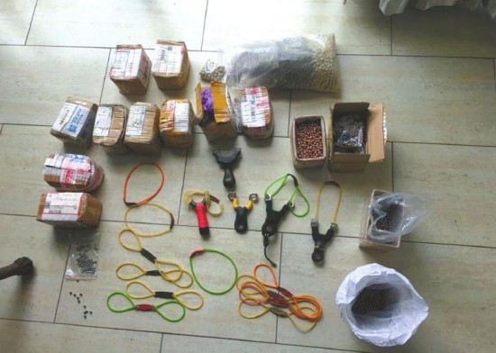 四川自贡:小区玻璃窗频频被打穿 竟是弹弓爱好