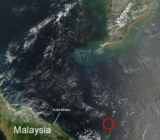 据美国宇航局发布的图片显示,NASA的卫星TerraMODIS拍摄了相关海域的一张250米精度的卫星图像,图片定位约在104.6E,6.1N,右下角红圈疑似马航370失事地点。图片来源:NASA网站
