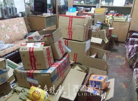 老人轻信电话推销花18万买特效药 堆满30平客