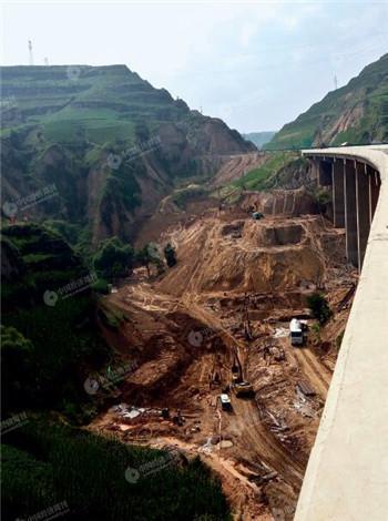 p24 呂梁環城高速公路郭家溝1號大橋採空區治理工程現場《中國經濟周刊》記者 曹煦 攝_副本