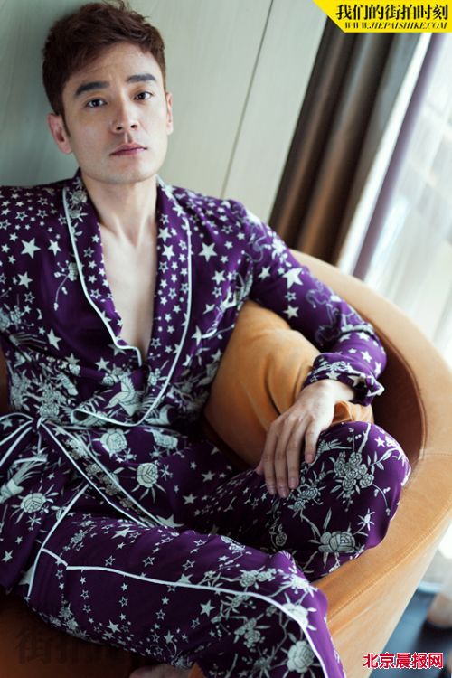 李光洁赤脚睡衣照演绎复古风情 绅士风范十足