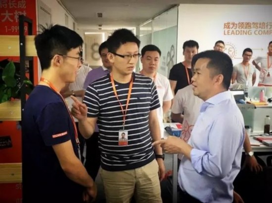 吳世春在趣學車公司