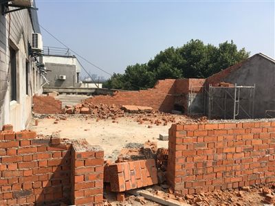 南京一宾馆以装修为名偷盖违建 现场堆起大量砖头露馅
