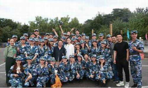 关晓彤班级大合照 各个马尾清瘦颜值高 深扒关