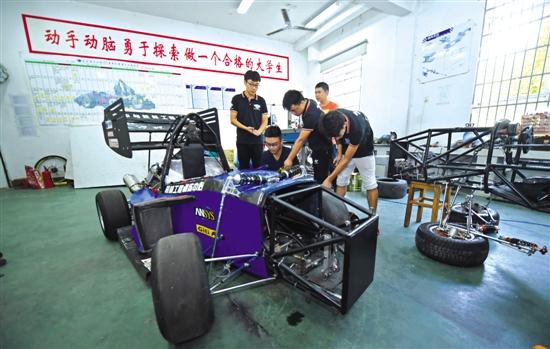 湖南大学生用3D技术打印赛车部件参加比赛