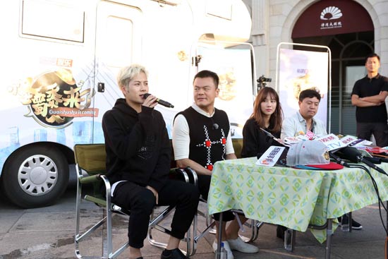 王嘉尔王霏霏人气爆棚 小精灵才艺惊人