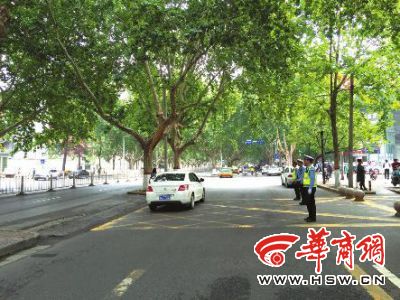 西安处罚黄色网格线违停 线内停车罚款100元