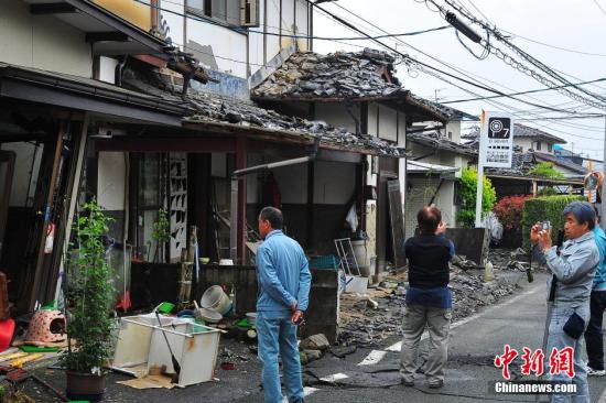 4月24日拍攝的日本熊本地震震中災區益城町一帶建筑損毀嚴重。 <a target='_blank'  data-cke-saved-href='http://www.chinanews.com/' href='http://www.chinanews.com/'><p  align=